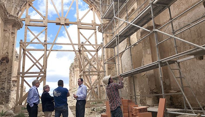 Prieto ve con satisfacción el inicio de la rehabilitación de la antigua iglesia de San Bartolomé de Moya
