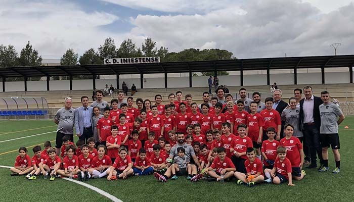 Raúl Albiol presenta en Iniesta su primer Campus de Verano