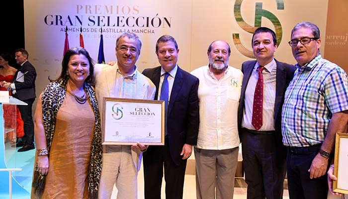Santos López felicita a Javier Marigil, productor de la miel que ha obtenido el Premio Gran Selección a la mejor miel del año