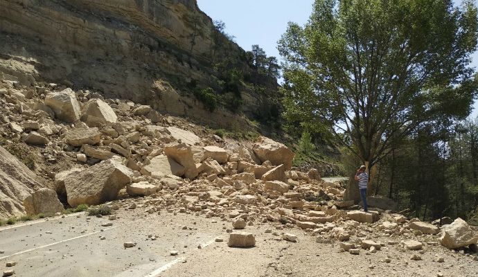 Un espectacular desprendimiento obliga a cortar la carretera que comunica Cuenca con la Serranía
