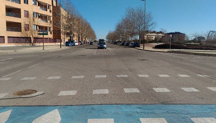 Una glorieta regulará el tráfico en la intersección de la Avenida del Parque y la calle La Encina de Valdeluz