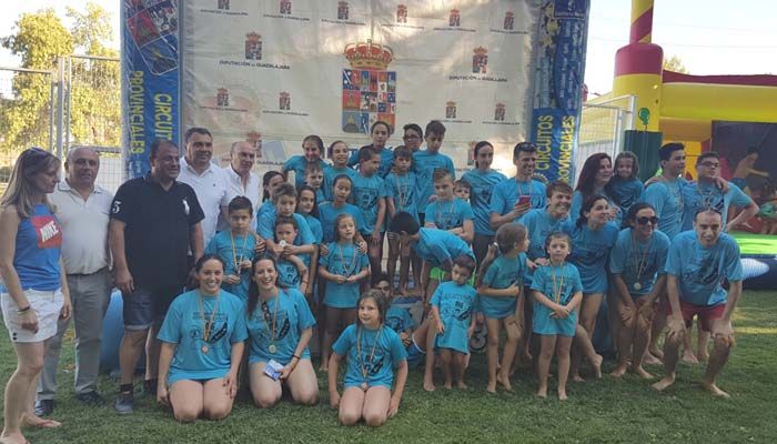 Albares acoge una exitosa fase local del Interpueblos de Natación coincidiendo con el 50 aniversario de su piscina municipal