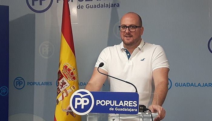 Castillo denuncia el acoso del PSOE a las clases medias con medidas como la subida del precio del billete de Cercanías