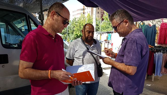 Ciudadanos recoge en el mercadillo las propuestas y reivindicaciones de los conquenses