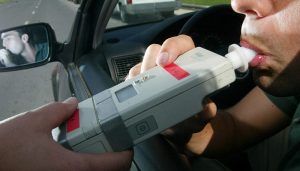 Conducía bebido por Guadalajara, hablando por el móvil..., y con el carnet retirado y claro, fue detenido