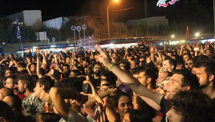 El grupo La Raíz abarrota el recinto Ferial de Cabanillas en la noche de la luna roja