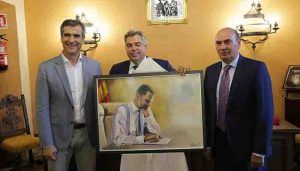 El pintor Emilio Fernández-Galiano dona un retrato de Felipe VI al Ayuntamiento de Sigüenza