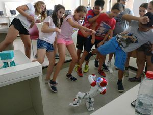 Estudiantes del Grado de Ingeniería Informática enseñan programación y robótica a niños de las escuelas de verano de la UCLM