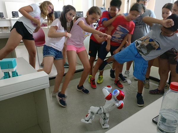 Estudiantes del Grado de Ingeniería Informática enseñan programación y robótica a niños de las escuelas de verano de la UCLM