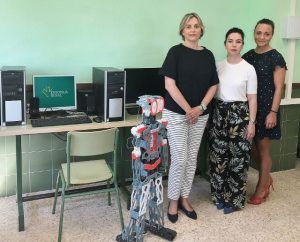 Eurocaja Rural colabora con el IES Azuer de Manzanares donando cinco equipos informáticos