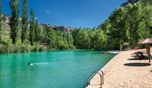 Fallece una mujer con antecedentes de epilepsia en la playa artificial de Cuenca