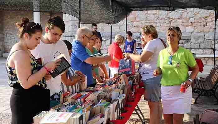 Fuentenovilla ha celebrado este fin de semana la VI Edición de su Mercadillo del Libro de Ocasión