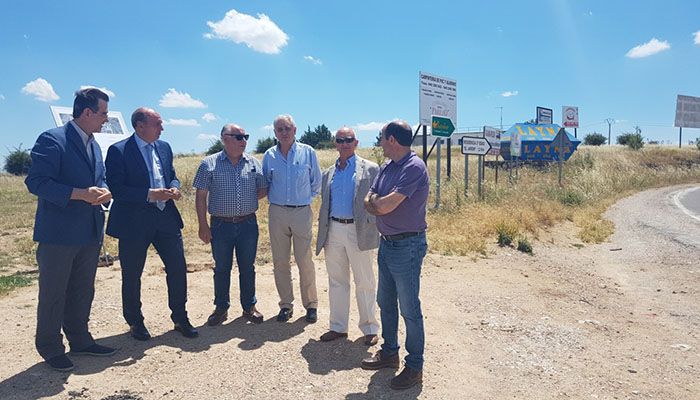 José Manuel Latre conoce sobre el terreno la reforma de la carretera de Horche cuyas obras empezarán este verano