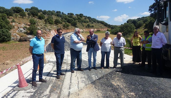 La Diputación de Guadalajara trabaja en la carretera de Alcolea del Pinar a Villaverde del Ducado ensanchando la vía y mejorando el firme