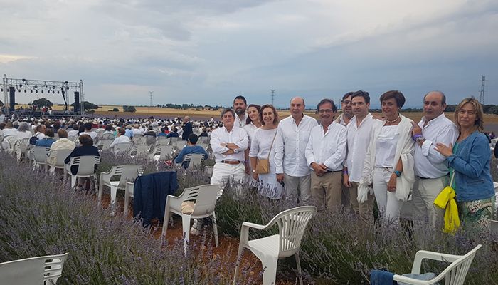 La Diputación de Guadalajara escenifica su compromiso y apoyo a la Fundación Nipace con la colaboración en el concierto solidario ‘Los Aromas’