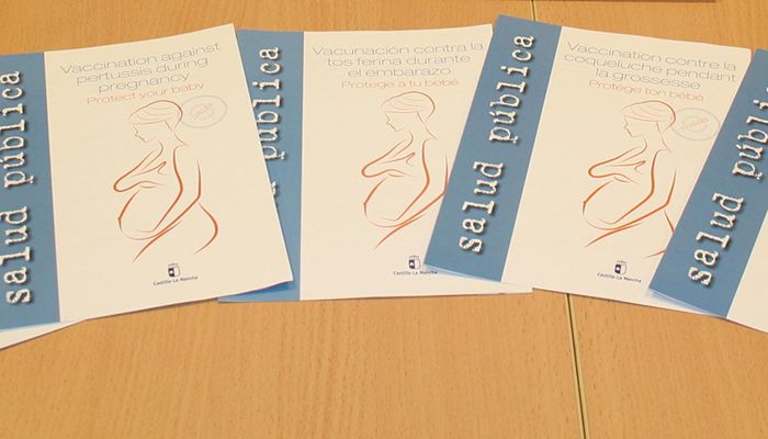 La Junta distribuye dípticos informativos en varios idiomas para informar sobre los beneficios de la vacunación de la tos ferina en mujeres embarazadas