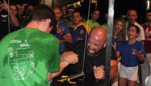 LaKozz saca músculo con su Campeonato de Pulsos en las fiestas de Cabanillas