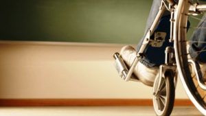 Los dependientes de Castilla-La Mancha se hartan de Page y denunciarán su situación ante el Defensor del Pueblo