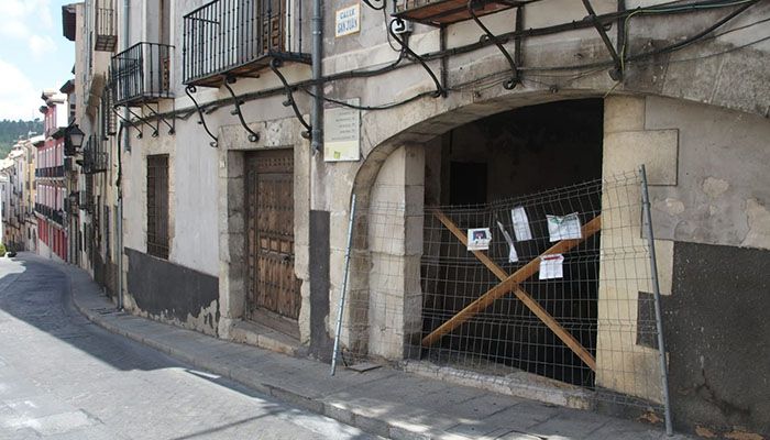 Los propietarios del inmueble causante de los desprendimientos en la calle Bajada de San Juan de Cuenca tienen 48 para instalar una barrera de protección