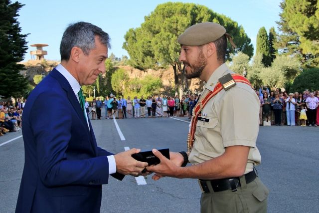 López Martín entrega el premio ‘Eurocaja Rural’ a los Sargentos Alumnos más destacados de la Academia de Infantería
