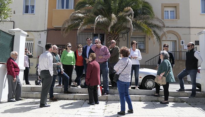 Mariscal conoce las propuestas de los vecinos sobre accesibilidad en la Plaza del Grupo Virgen de la Luz