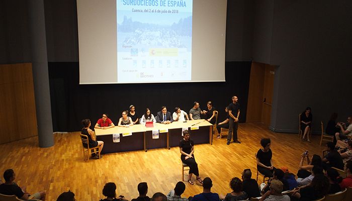 Mariscal da la bienvenida a los participantes del XVI Encuentro de Jóvenes Sordociegos de España