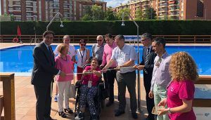 Mariscal participa en la campaña “Mójate por la esclerosis múltiple” y destaca las iniciativas de la institución local en materia de accesibilidad