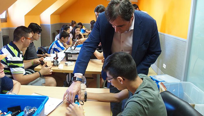 Mariscal visita a los jóvenes que participan en la “Escuela de Verano Joven” , un éxito de participación