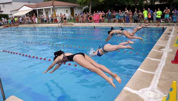 Pareja disfruta de ocio saludable e intergeneracional en su FINDE Joven