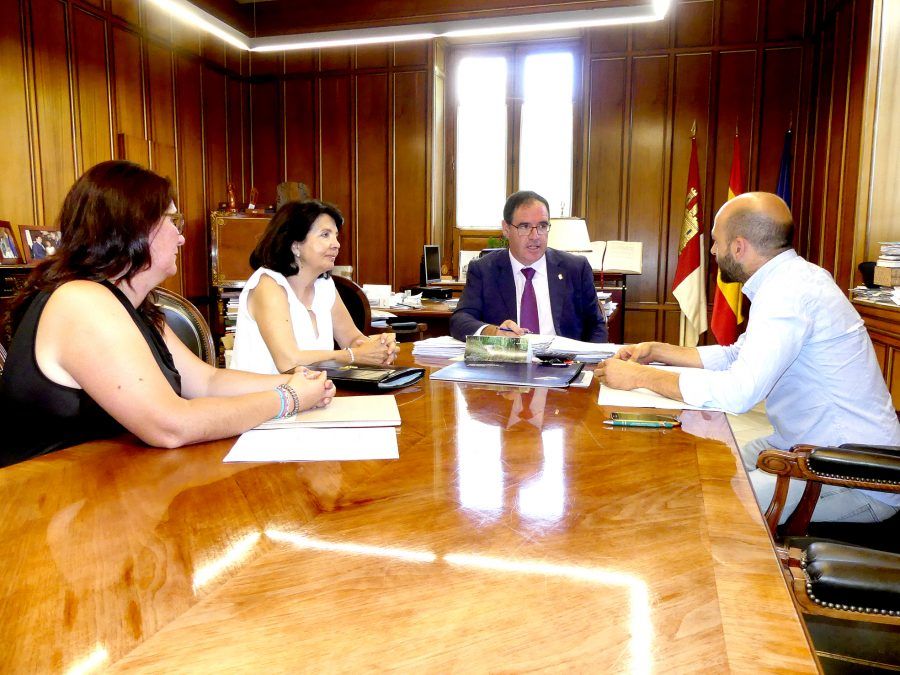 Prieto cree que la Junta debería implicarse más con los Ayuntamientos en el asunto de las macrogranjas