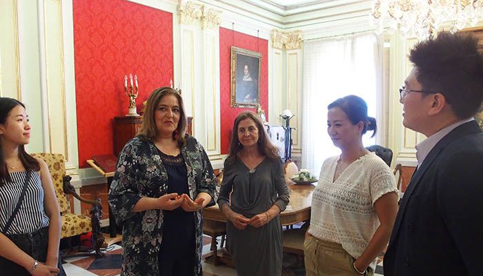 Representantes de una agencia de viajes visita Cuenca para incluirla en su ruta de viajes por Europa