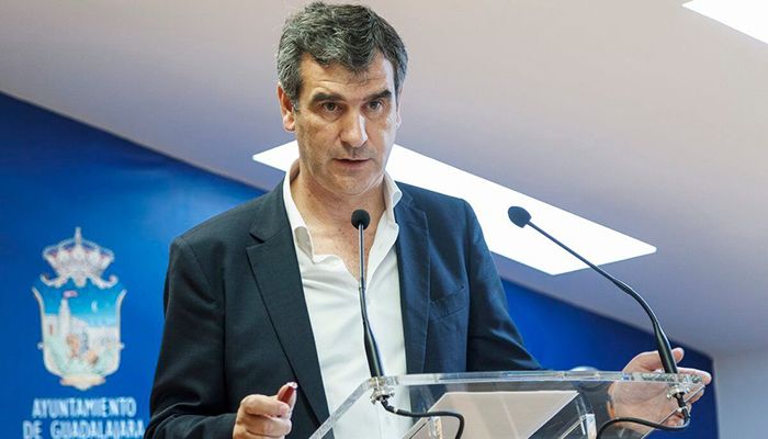 Román exige a Page que explique por qué se utilizó a obreros falsos en la última visita que hizo al Hospital de Guadalajara