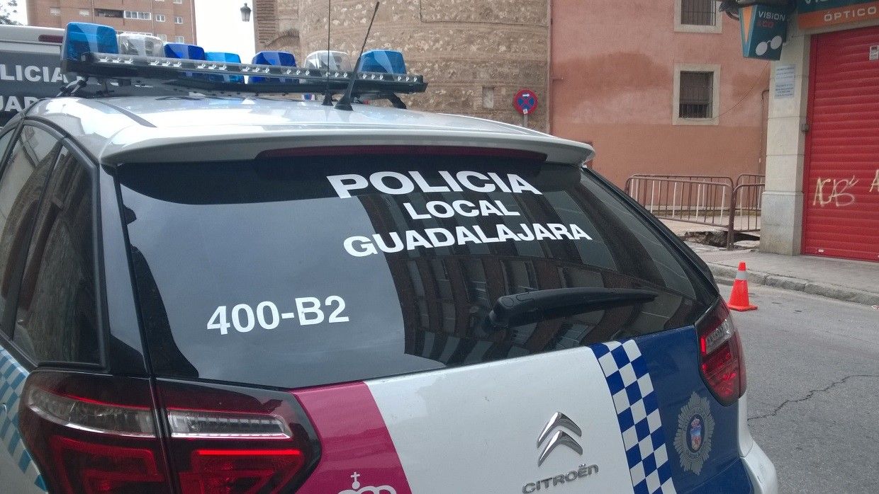 Sorprendido en Guadalajara pinchando con un cuchillo las ruedas de una furgoneta por aparcar demasiado cerca de su vehículo