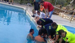 Trasladado al hospital un niño al que se le quedó el brazo atrapado en el filtro de una piscina de Horche