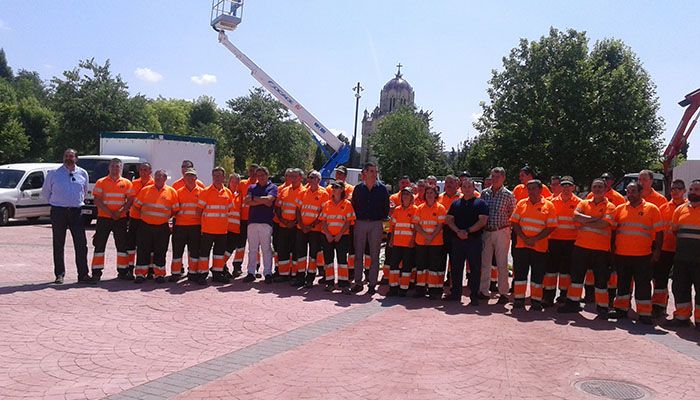 El céntrico parque de Adoratrices, uno de los espacios verdes más representativos de la ciudad, ha servido de escenario para presentar la dotación de medios humanos y equipos técnicos que la nueva concesionaria del servicio de mantenimiento de parques y jardines, la mercantil Agricultores de la Vega de Valencia, pone al servicio de la ciudad. Antonio Román, alcalde de Guadalajara, acompañado por el vicealcalde, Jaime Carnicero, y por el concejal delegado de Medio Ambiente, Francisco Úbeda, ha comparecido en dicho recinto para dar a conocer los pormenores de la nueva contrata. Previa a la presentación a los medios, el primer edil ha tenido la oportunidad de saludar a trabajadores y equipo técnico de la nueva empresa. Ha subrayado además el buen trabajo y la coordinación que llevan a cabo tanto los técnicos municipales como los trabajadores y responsables de la mercantil. Tras un paréntesis de 10 años, la citada mercantil ha resultado adjudicataria del servicio. Desde el pasado 1 de marzo y por un periodo de 4 años, más dos de prórroga, esta empresa se encargará del cuidado y mantenimiento de los más de 2.100.000 metros cuadrados de superficie verde de la capital. El presupuesto anual de la contrata supera los 2,5 millones de euros. La nueva contrata se ha subrogado los 50 efectivos de la anterior adjudicataria, mejorando la dotación personal con la incorporación de 12 nuevos efectivos. A estos 62 trabajadores hay que sumar además los 22 que prestarán servicio durante la temporada alta entre los mesesde mayo a octubre. Como mejora adicional al servicio, la adjudicataria ha aumentado también el número de efectivos que cubrirán las guardias de los días festivos, pasando de 3 a 5 trabajadores. 18 vehículos La empresa además cuenta con los siguientes equipos materiales: La empresa dispone de una flota de 18 vehículos compuesta por las siguientes unidades: • Vehículo híbrido destinado al servicio de técnicos municipales. • Cuatro furgonetas de 5 plazas, para servicios varios. • Tres furgonetas de 9 plazas, para el transporte de trabajadores a las zonas. • Un camión-cesta destinado al servicio de poda en altura. • Un camión-pluma destinado a recogida de restos vegetales. • Un camión con caja cerrada destinado a mantenimiento de mobiliario y juegos infantiles. • Un camión volquete con caja abierta destinado a recogida de restos vegetales. • Un vehículo ligero con caja abierta destinado a usos múltiples. • Una barredora para limpieza de zonas pavimentadas. • Un tractor con pala para usos varios. • Un remolque biotrituradora y una plataforma para transporte de maquinaria. RELACIÓN DE PEQUEÑA MAQUINARIA: La empresa dispone de conjunto de maquinaria compuesto por las siguientes unidades: • 5 corta césped giro cero de gran rendimiento en pradera. • 8 corta césped de ancho de corte 53 cm. • 7 sopladores • 7 desbrozadoras de mano y 1 móvil. • 10 cortasetos y 6 motosierras. • Motoazada, cuba de tratamiento, cortadora helicoidal destinada a siega de campo de fútbol y regenerador de praderas de césped. Impulso a la creación de nuevas zonas verdes “El cuidado y mantenimiento adecuado de los parques, el impulso a la creación de nuevas zonas verdes, así como a su conservación, con la aplicación cada vez de más y mejores medios, resume”, en palabras de Román, “uno de los objetivos primordiales de la acción de su equipo de Gobierno en relación con el medio ambiente y la lucha contra el cambio climático”.
