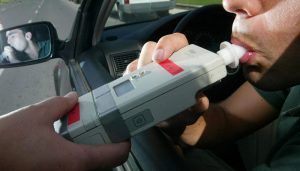 Conducía bebido por Guadalajara, chocó contra un semáforo y aunque logró aparcar, fue detenido