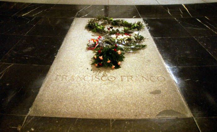 El alcalde de un pueblo de Guadalajara que enterró a Franco se ofrece ahora a ayudar