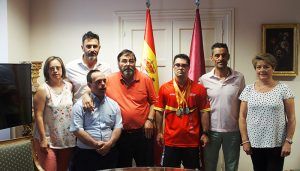 El Ayuntamiento de Cuenca felicita al nadador Francisco Pérez por las cinco medallas conseguidas en el campeonato de Europa para personas con síndrome de Down