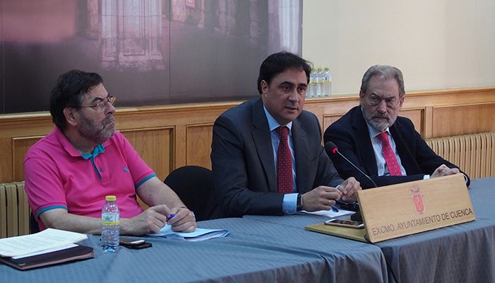 El Ayuntamiento de Cuenca y Cáritas firman un convenio que incluye como novedad el acompañamiento social a personas sin hogar