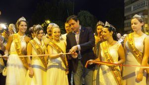 El desfile de carrozas de temática deportiva y el corte de la cinta inauguran oficialmente el Recinto Ferial de Cuenca