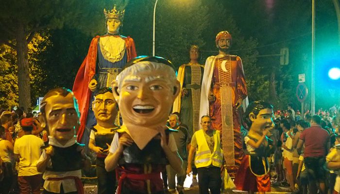 El desfile de carrozas estará dedicado a los deportes llenando de color y alegría este viernes las calles de Cuenca