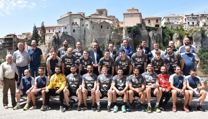 El Gobierno regional promocionará el Museo de Paleontología de Castilla-La Mancha en la camiseta del Liberbank Cuenca, que este año juega en Europa