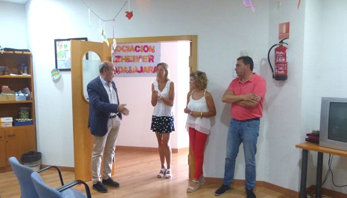 El presidente de la Diputación de Guadalajara visita la Asociación de Enfermos de Alzheimer en la capital