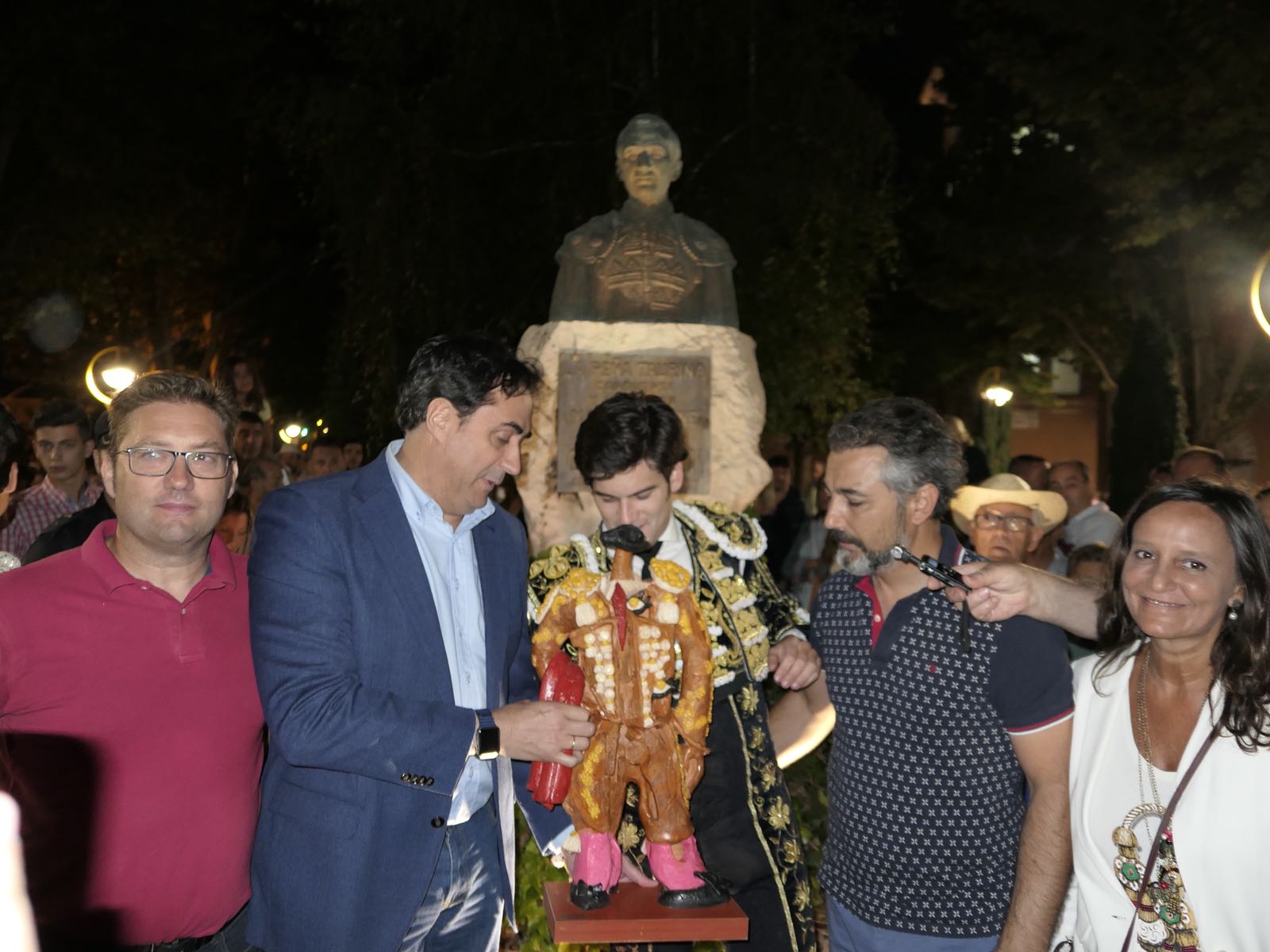 Mariscal entrega el Segundo Trofeo Chicuelo II a José Garrido como mejor torero de la Feria de San Julián 2017