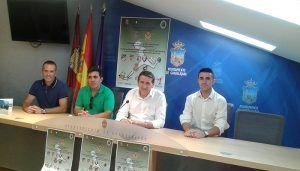 Este fin de semana Guadalajara  se convertirá en la capital de fútbol femenino. Nuestra ciudad acoge el “I Trofeo Ciudad de Guadalajara de Fútbol Femenino”, que se disputará en el Jerónimo de la Morena, el sábado 18 de agosto, con los encuentros clasificatorios, y el domingo 19 de agosto, en el Pedro Escartín, sede de las finales.   En esta primera edición el cartel reúne a equipos de  la élite del fútbol femenino, con la participación del Benfica, Rayo Vallecano, Osasuna, Atlético de Madrid, Madrid Club de Fútbol y Dinamo.  Un “cartel de lujo” para esta cita deportiva, que nace con vocación de continuidad, y que ya cuenta con el interés de otros equipos de la Liga Iberdrola  de Fútbol Femenino para participar en futuras ediciones. La presentación del trofeo se ha celebrado esta mañana, en el Ayuntamiento de Guadalajara, con la participación de Eladio Freijo, concejal de Deportes; Juan Antonio Lucas, propietario de Joyluc, empresa patrocinadora; Juan Flores, presidente del Club Dinamo, y Alberto Mendoza, entrenador del equipo femenino.  El edil ha agradecido a todos “el esfuerzo y el trabajo” realizado para organizar el trofeo deportivo, así como el patrocinio económico de  empresas como Joyluc “que apoyan al deporte en Guadalajara”.   Ha destacado la colaboración que están prestando Diputación Provincial y  Junta de Comunidades de Castilla-La Mancha  en  los todos los eventos deportivos que se están celebrando en Guadalajara al amparo de la distinción de nuestra ciudad como Ciudad Europea del Deporte. Freijo ha dedicado también palabras de elogio para el esfuerzo y el buen trabajo del Club Dinamo de Guadalajara y, en especial, con el conjunto femenino. En nombre del club local, su presidente, Juan Flores, ha reiterado la apuesta de su entidad por traer a Guadalajara lo mejor del fútbol femenino y el trabajo que realizan para dar visibilidad y poner en valor al equipo femenino del club, que milita en la 2ª división nacional. Turismo y deporte Como actividades complementarias al trofeo, se han organizado visitas turísticas guiadas  para “aunar deporte y  el turismo”.  Deportistas, acompañantes y aficionados tendrán así la oportunidad de conocer nuestra ciudad y disfrutar de sus monumentos, gastronomía y recursos turísticos.