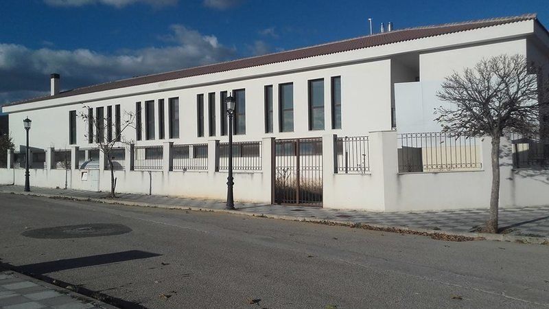 Decenas de vecinos y amigos de Priego dicen no a la privatización de la residencia de mayores