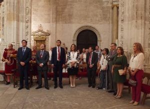 La Corporación Municipal y las Damas de la Feria de San Julián asisten a la misa del patrón de Cuenca en la Catedral