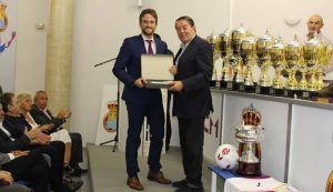 La Federación de Fútbol premia al árbitro de Guadalajara por salvarle la vida a un joven de 14 años