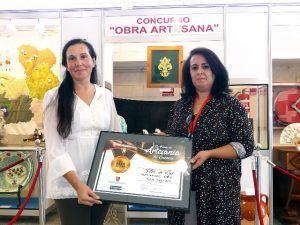 La pieza ‘Flor de lys’ del taller Artesanía del Bordado en Oro San Julián se hace con el Concurso Obra Artesana de este año