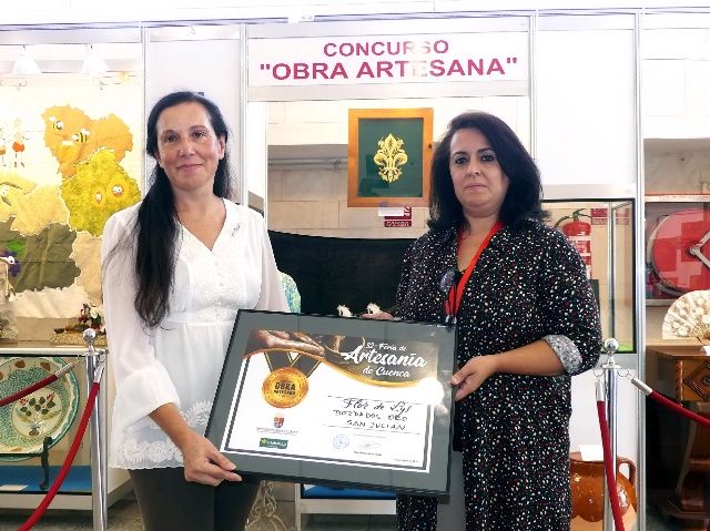 La pieza ‘Flor de lys’ del taller Artesanía del Bordado en Oro San Julián se hace con el Concurso Obra Artesana de este año